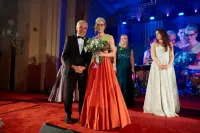 Petra Fridrichová společně s vyhlašujícím prof. MUDr. Pavlem Pafkem, DrSc., který ji předal šerpu, korunku a také kytici