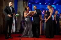 Na pódiu vítězku přišli slavnostně vyhlásit Sestru sympatie 2018, MUDr. Ivana Kaderková, jednatelka společnosti We Make Media, organizátora akce společně s Ing. Danielem