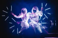 Skvělou zábavu doplnila světelná show skupiny Firelowers.
