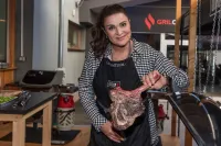 Setkání gurmánů: známé tváře se učily grilovat