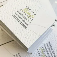 Reliéf vystupující na vizitce