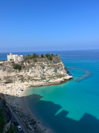 Tropea a Santuario di Santa Maria dell’ Isola di Tropea, kde jsem napsala své přání /důležitý moment v knize/