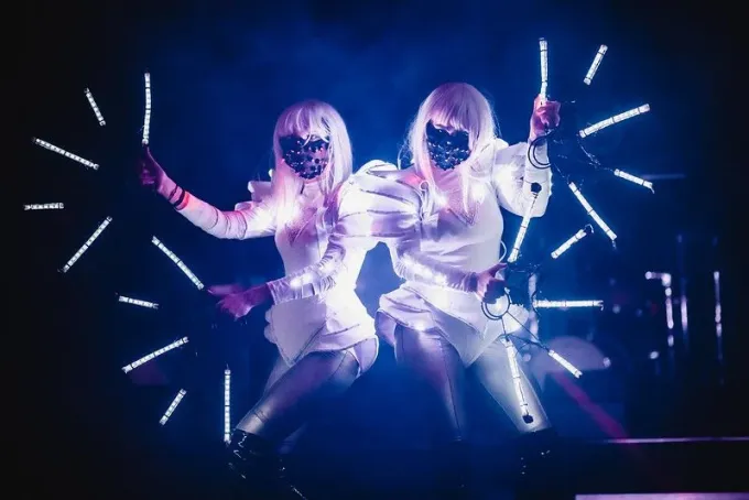 Skvělou zábavu doplnila světelná show skupiny Firelowers.