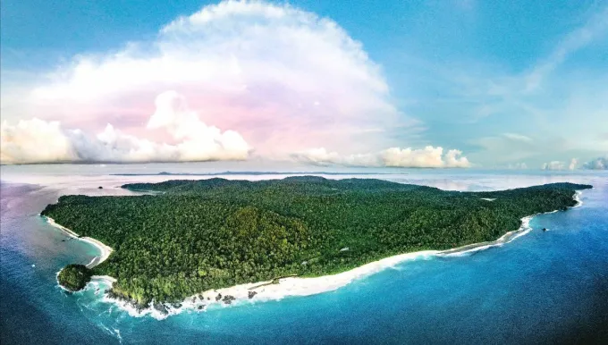 Ostrov Bangkaru a úsek pláže v popředí, kde každou noc hnízdí ohrožené mořské želvy a kde každý nový den vylíhnuté želvičky vyráží na svou první cestu do oceánu. Foto @alexwestover