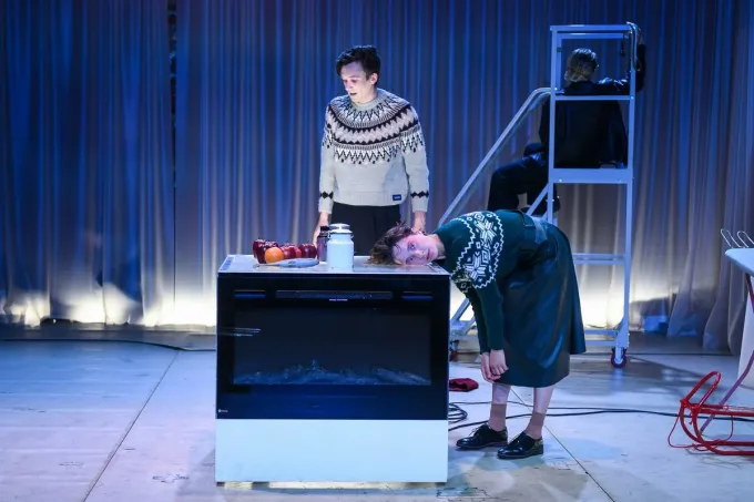 Foto Michal Hančovský: Nová inscenace Srpnové světlo ve Švandově divadle_Zleva Jan Mansfeld Anežka Šťastná a zády Marie Štípková